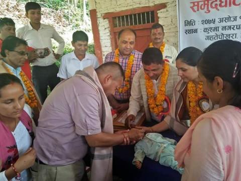 बाह्य खोप केन्द्रको उद्घाटन गर्दै नगर प्रमुख रामचन्द्र जोशी